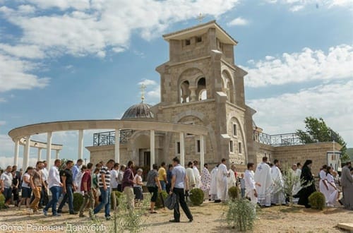 Oбуците се у радост и у бијело