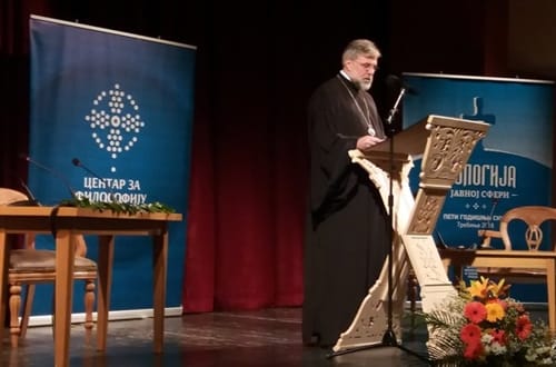 Између пасивног прокламовања и активног дјелања